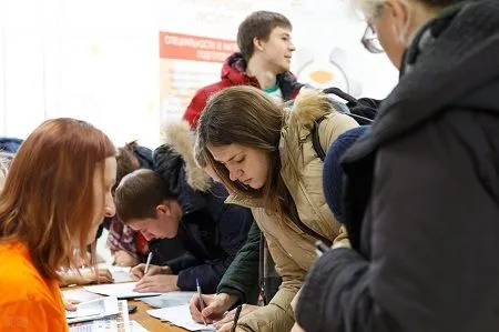 Ответственный секретарь приемной комиссии СФУ <b>Р.Ваганов</b>: "Проходные баллы по основным специальностям не меняются у нас несколько лет "