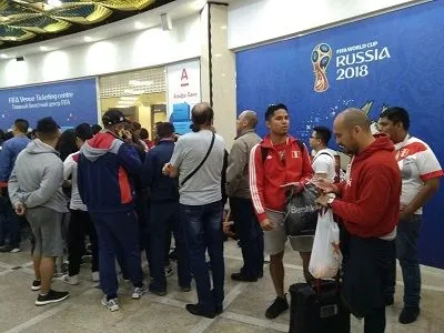 Перуанцы дежурят в билетном центре FIFA в Екатеринбурге в надежде попасть на матч их команды с Францией