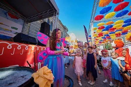 Аллея парящих зонтиков вновь появилась в центре Петербурга