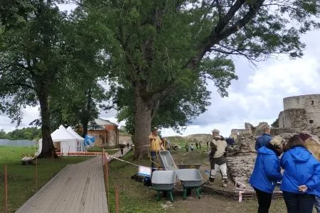 Археологические раскопки в крепости Копорье в Ленобласти продлятся до конца года