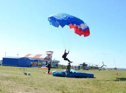 Парашютно-десантные группы и авиаотряды Росгвардии отрабатывают мастерство десантирования и действий по спасению людей на Юге России