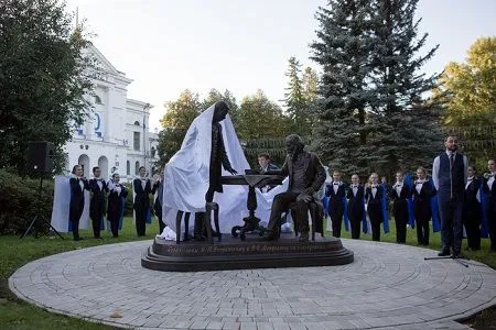 Памятник основателям Томского университета открыт возле главного корпуса вуза