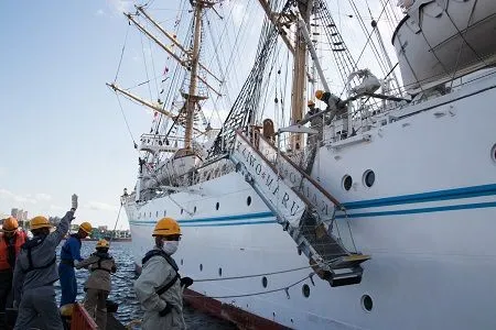 Российский этап международной регаты больших парусников проходит во Владивостоке