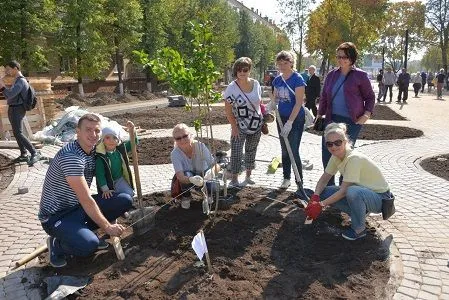 Пешеходная аллея на проспекте Ленина стала центральным местом проведения экологической акции "Наш лес. Посади свое дерево" в Электростали