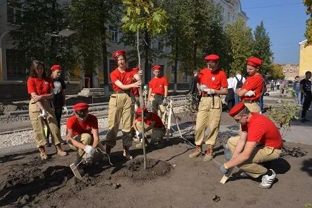 Пешеходная аллея на проспекте Ленина стала центральным местом проведения экологической акции "Наш лес. Посади свое дерево" в Электростали