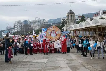 Деды Морозы устроили парад в Ялте