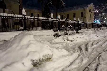 Петербург по-прежнему находится в снежном плену