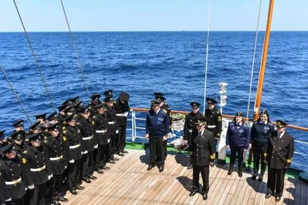 Курсанты парусника "Надежда" почтили память моряков, погибших в русско-японской войне 1904-1905 годов