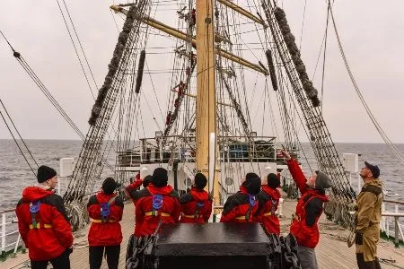 Курсанты парусника "Надежда" почтили память моряков, погибших в русско-японской войне 1904-1905 годов