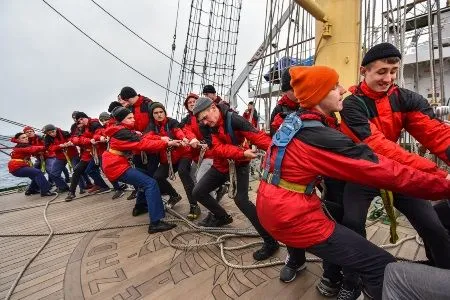 Курсанты парусника "Надежда" почтили память моряков, погибших в русско-японской войне 1904-1905 годов