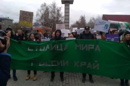 "Монстрация" прошла в пяти городах Сибири, несмотря на сильный ветер и снегопад