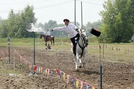 Конноспортивный праздник, посвященный 266-й годовщине со дня рождения атамана Платова, прошел в Ростовской области