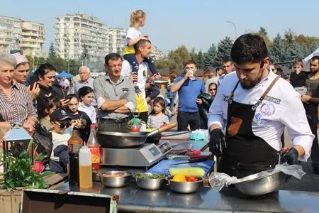 Гигантское панно из яблок выложили на гастрономическом фестивале в Нальчике