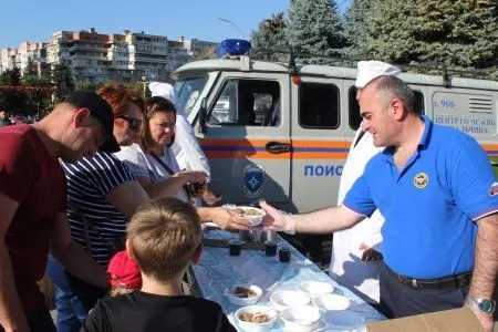 Гигантское панно из яблок выложили на гастрономическом фестивале в Нальчике