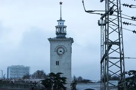 Подстаканник с Крымским мостом пополнил коллекцию музея на вокзале Симферополя